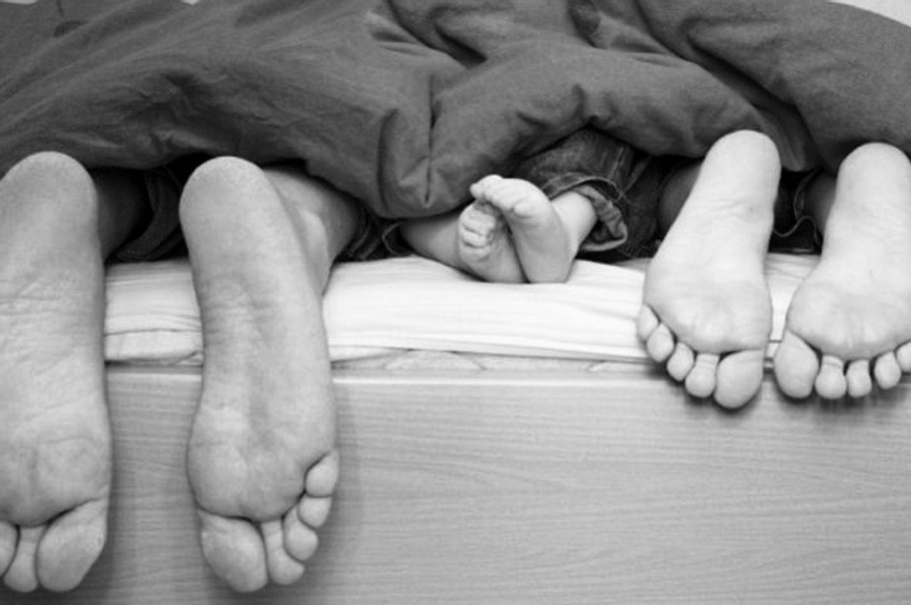 Read more about the article Συνυπάρχοντας με το παιδί στο συζυγικό κρεβάτι